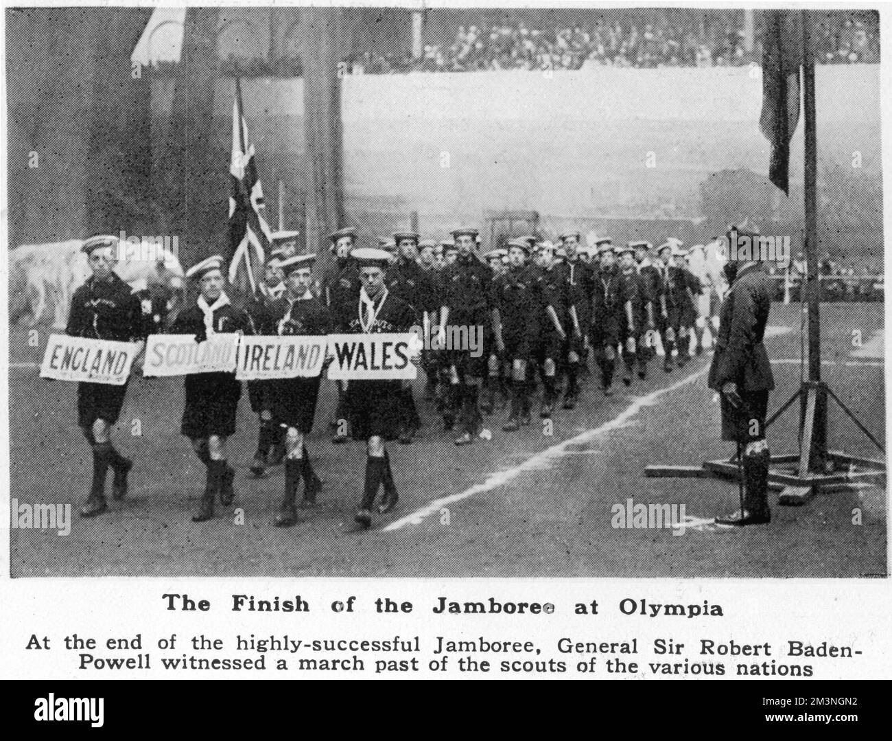 Sea Scout dalle Isole Britanniche marciano il Capo Scout, il Generale Sir Robert Baden-Powell, parte di una parata con gli scout delle molte nazioni che hanno partecipato al primo Jamboree Mondiale, con sede principalmente ad Olympia, Londra nell'estate del 1920. Luglio - Agosto 1920 Foto Stock