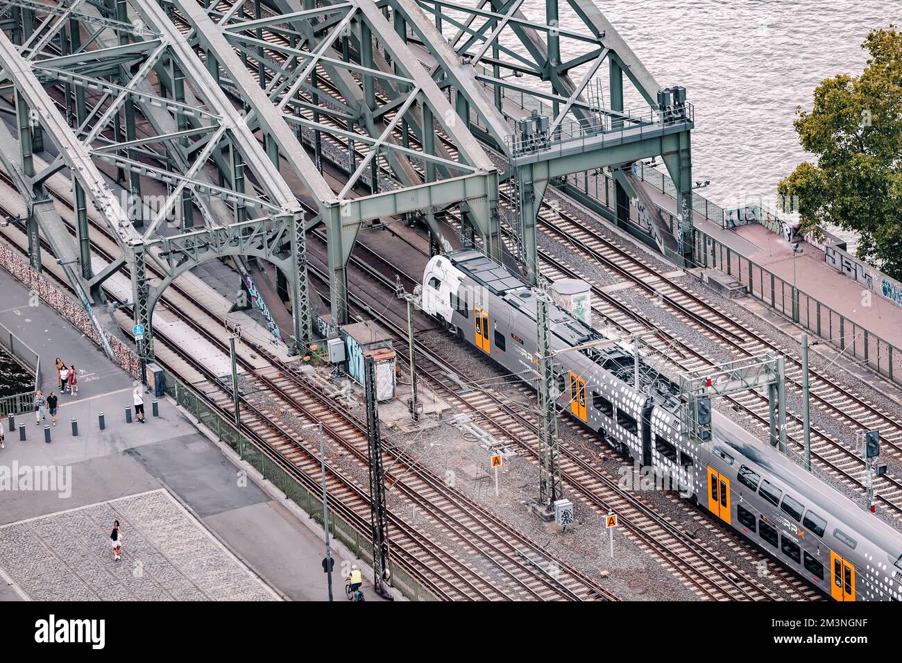28 luglio 2022, Colonia, Germania: DB RRX il moderno treno interurbano ad alta velocità trasporta passeggeri. Trasporti pubblici e tecnologia. Vista aerea Foto Stock