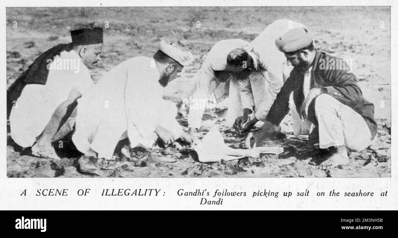 Una scena di illegalità : i seguaci di Gandhi che raccolgono il sale sulla riva del mare a Dandi al culmine della marcia del sale in India per protestare contro la tassa britannica sul sale. Data: 6th aprile 1930 Foto Stock