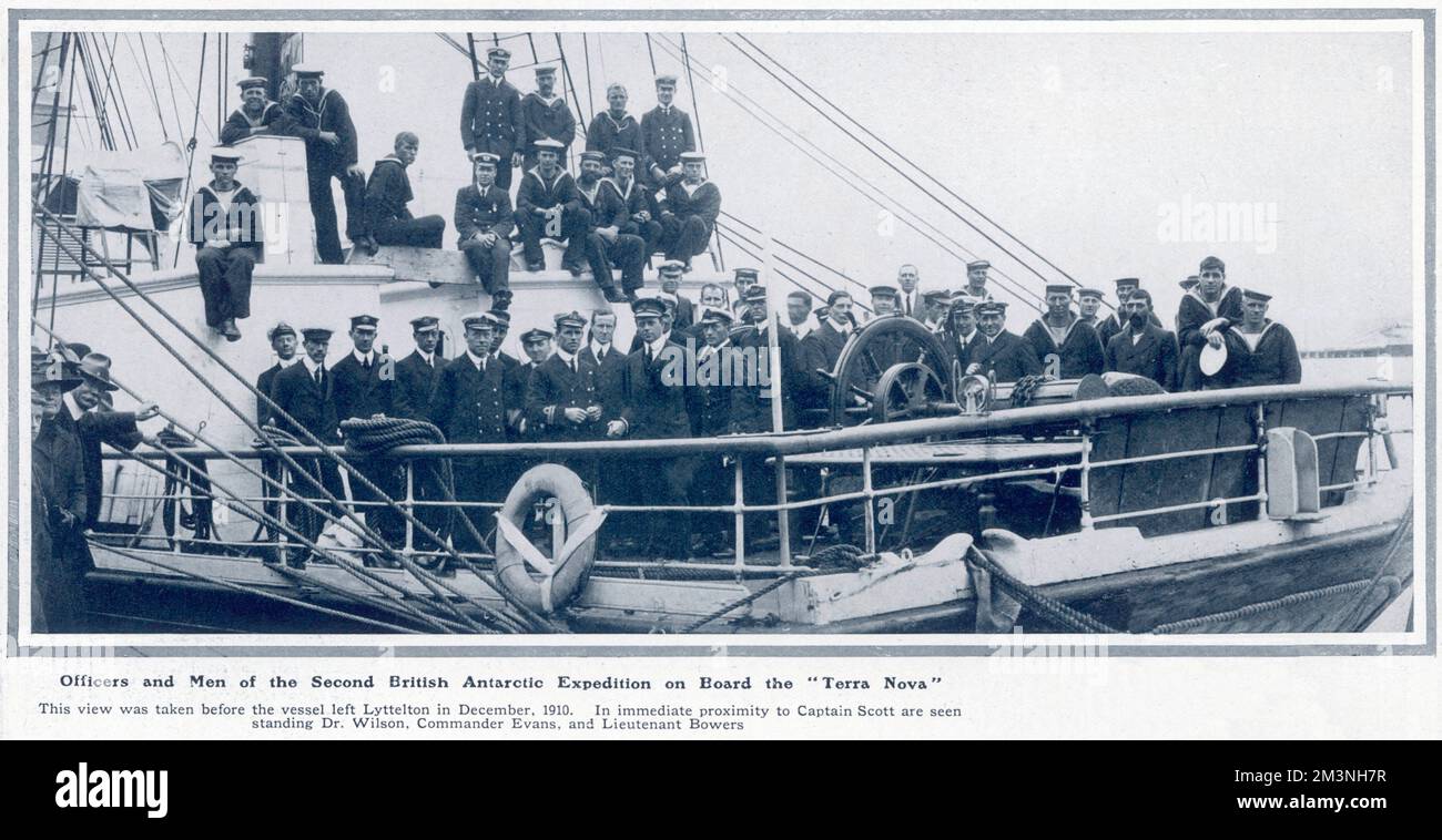 Ufficiali e uomini della seconda spedizione Antartica britannica a bordo della Terra Nova. Il punto di vista è stato preso prima che la nave lasciasse Lyttelton nel dicembre 1910. Nelle immediate vicinanze del Capitano Scott si trovano il Dr. Wilson, il Comandante Evans e il tenente Bowers. Data: 1913 Foto Stock