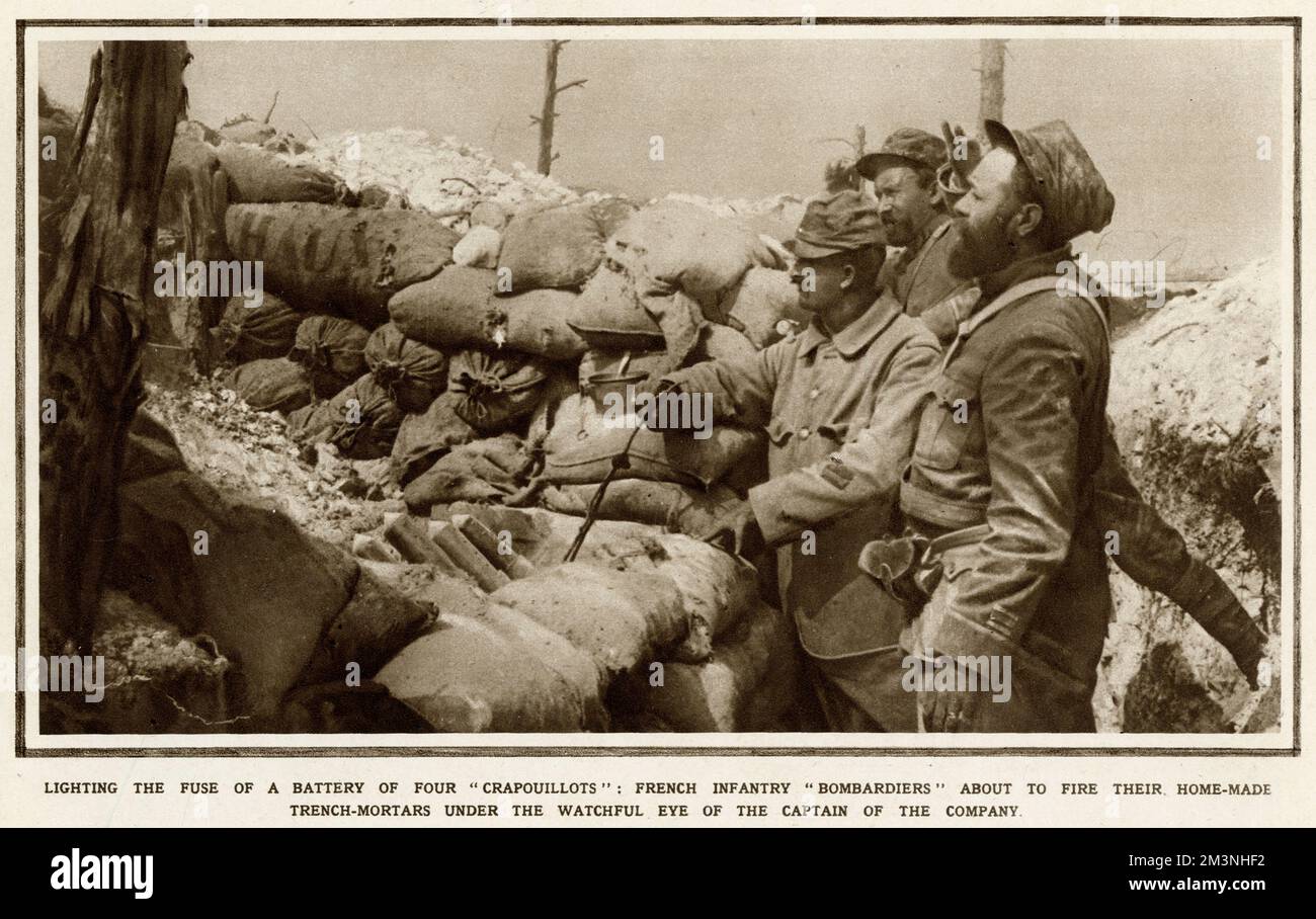 Accensione del fusibile di una batteria di quattro "crapouillot" 1915 Foto Stock