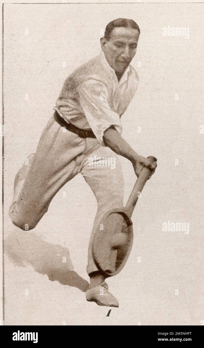 Tennista indiano, Dr A H Fyzee, uno dei giocatori del campionato di tennis su prato Wimbledon 41st nel 1921. Data: 1921 Foto Stock