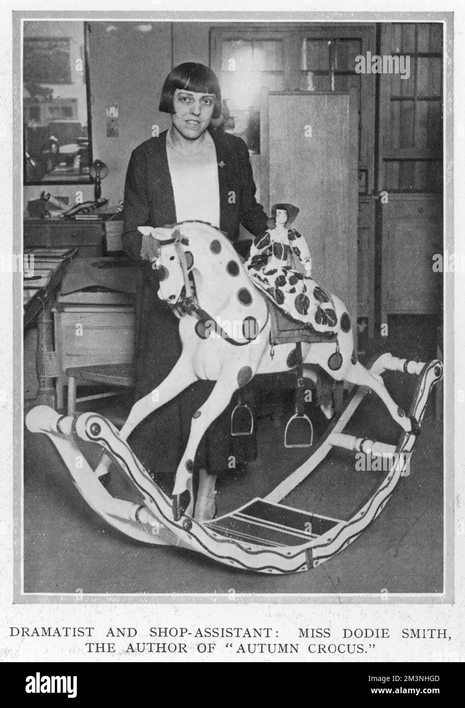 Dorothy Gladys (Dodie) Smith (1896 - 1990), romanziere e drammaturgo inglese raffigurato nel reparto giocattoli del negozio di mobili di Heal su Tottenham Court Road a Londra dove lavorò mentre scrisse la sua prima opera, 'Autumn Crocus', che premiò nel 1931 con Fay Compton e Francis Lederer. Smith lo scrisse sotto lo pseudonimo di 'C. L. Anthony', ma quando i giornalisti scoprono la sua vera identità portò a una raffica di titoli di 'Shop Girl scrive Play'. Dodie Smith scrisse anche 'i Capture the Castle' ed è meglio conosciuto per il suo libro 'cento e una Dalmatazioni'. Data: 1931 Foto Stock