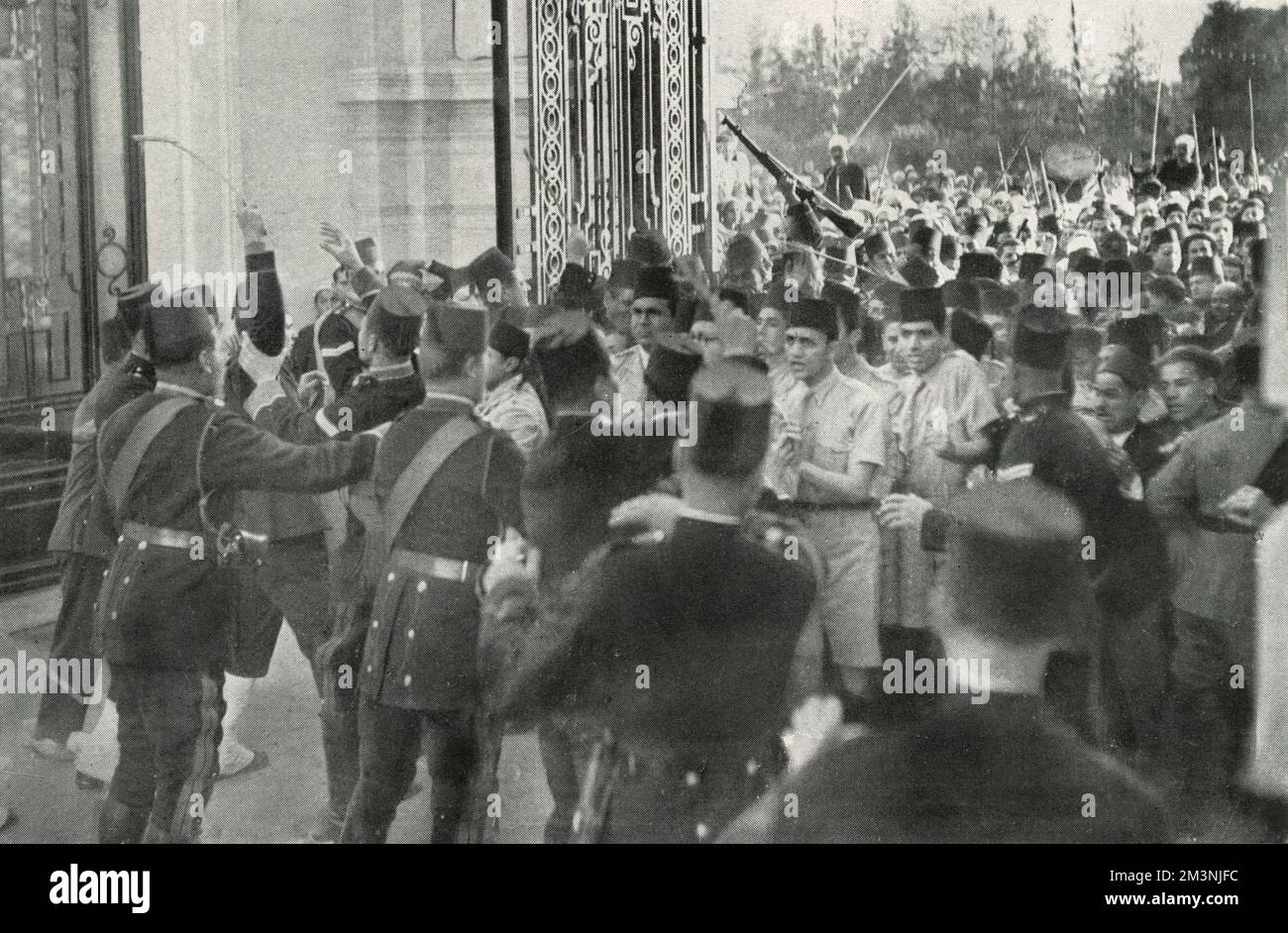 Un momento molto impegnativo per la polizia: Il matrimonio di re Faruk Foto Stock