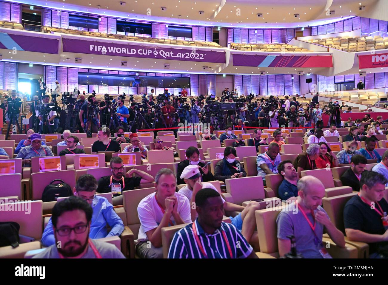 Doha, Katar. 16th Dec, 2022. Attesa giornalisti, cameramen e fotografi, ritardo. Conferenza stampa FIFA su 16.22.2022. Chiusura della conferenza stampa. Coppa del mondo di Calcio 20122 in Qatar dal 20,11. - Dalle 18.12.2022 alle Credit: dpa/Alamy Live News Foto Stock