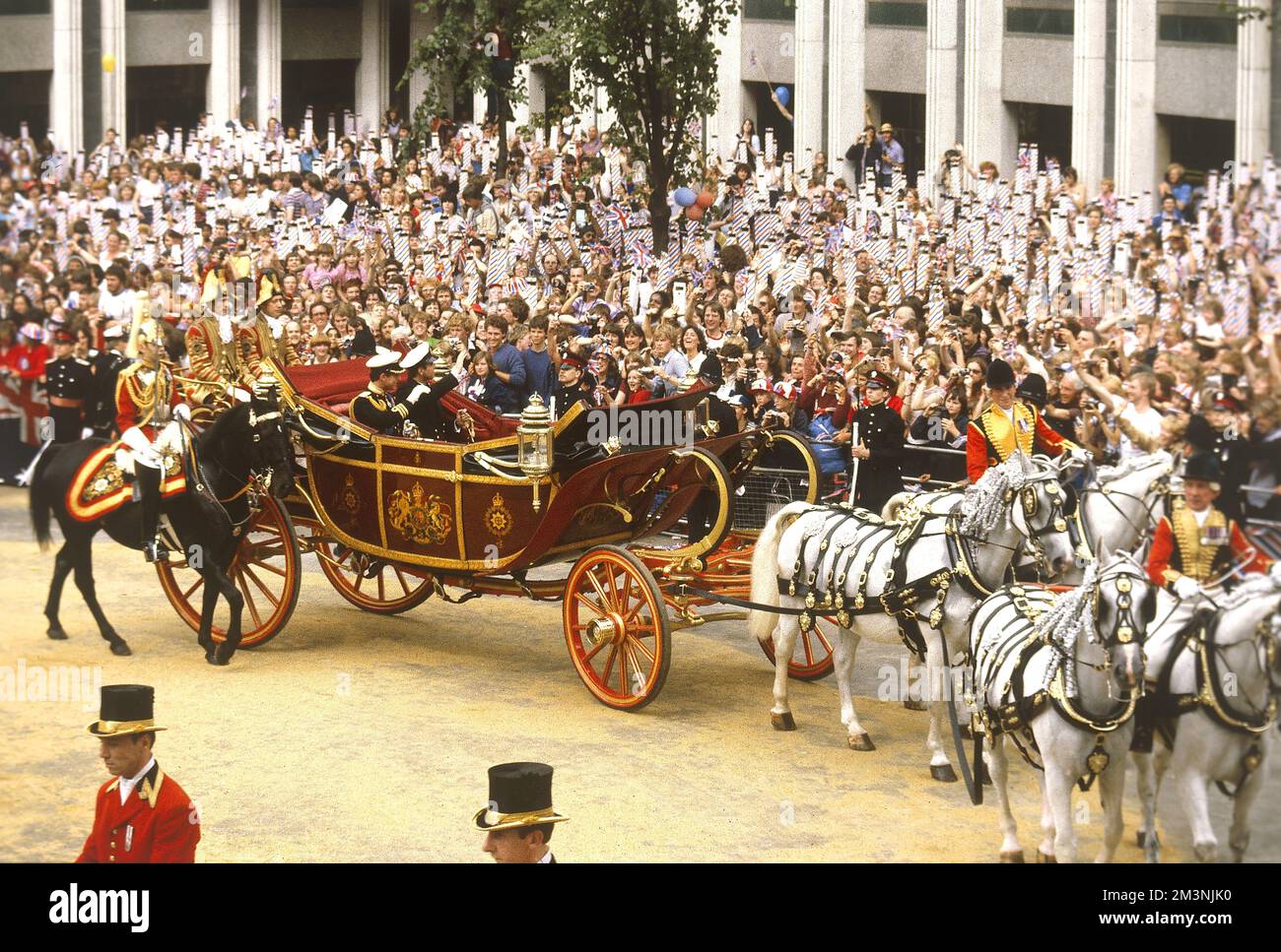 Il principe Carlo e il suo migliore uomo, il principe Andrea sulla loro strada per St Paul per il suo matrimonio con Lady Diana Spencer il 29 luglio 1981, allietato da folle che costeggiano il percorso. Data: 1981 Foto Stock