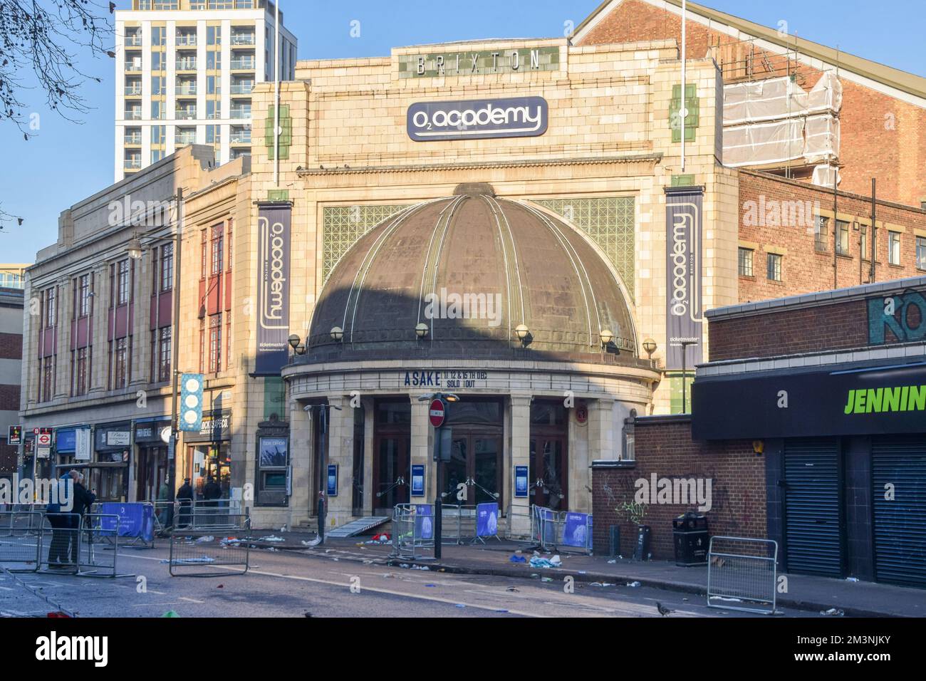 Londra, Inghilterra, Regno Unito. 16th Dec, 2022. Vista esterna della O2 Academy Brixton la mattina dopo lo spettacolo. Quattro persone sono in ospedale in condizioni critiche dopo essere state schiacciate durante un concerto della cantante Afropop Asake presso l'iconica sede nel sud di Londra. (Credit Image: © Vuk Valcic/ZUMA Press Wire) Credit: ZUMA Press, Inc./Alamy Live News Foto Stock