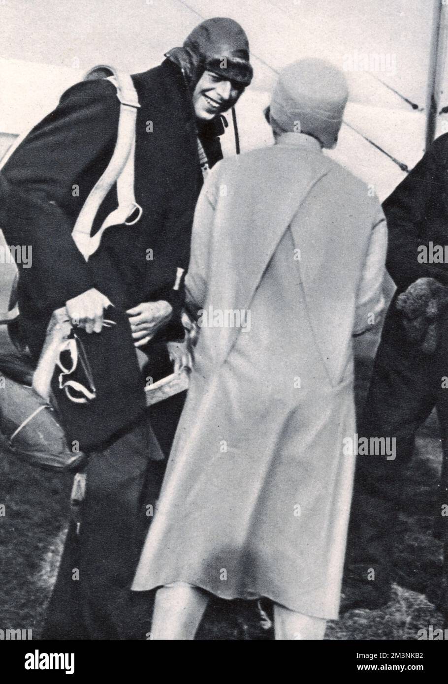 Principe Giorgio, Duca di Kent (1902 - 1942), da uomo volante. Mostrato qui aggiustando il suo paracadute quando si prepara a partire per Londra in aereo dopo aver effettuato una visita ufficiale nello Yorkshire nel 1929. Data: 1934 Foto Stock