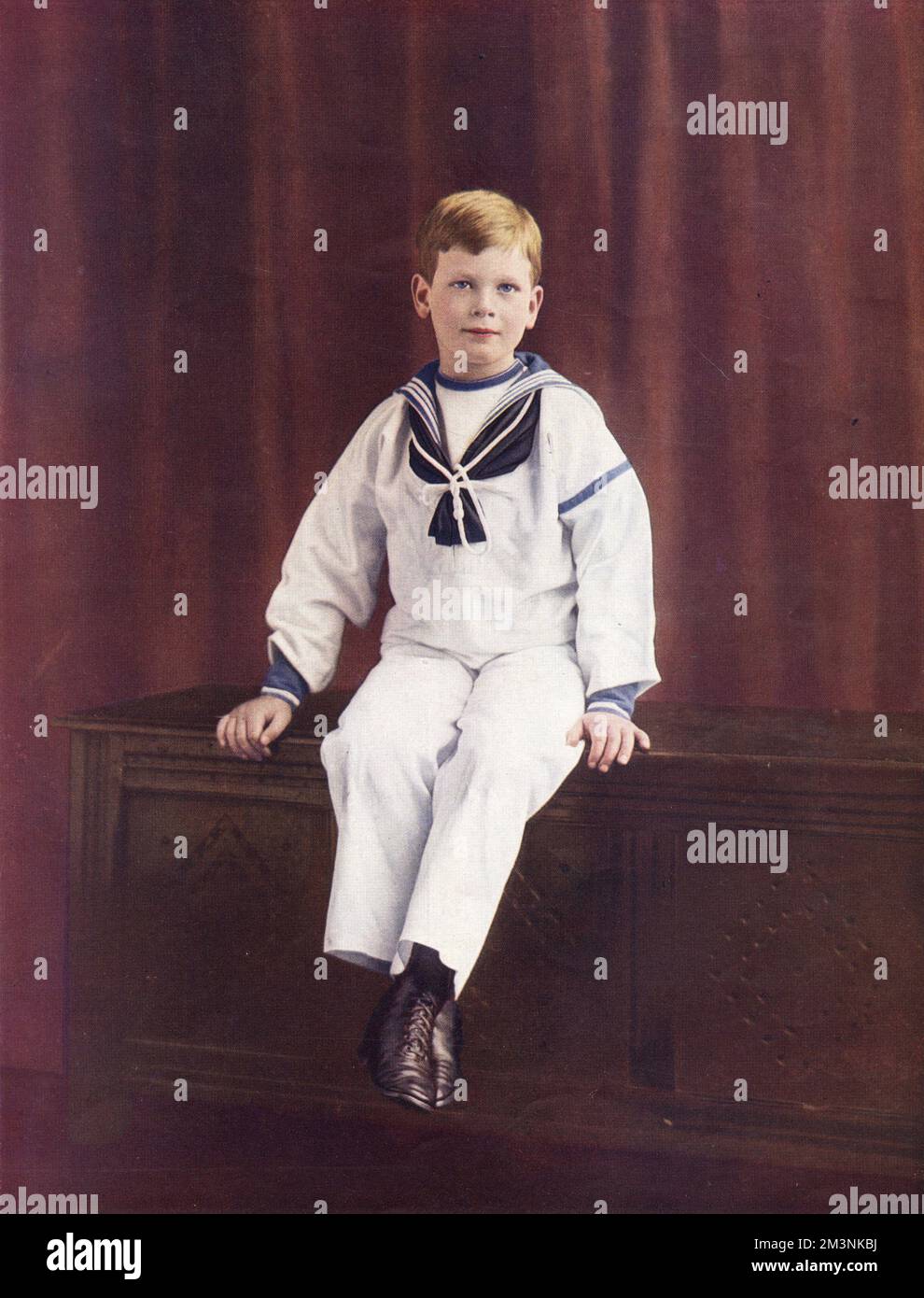 Principe Giorgio, Duca di Kent (1902 - 1942), raffigurato in tuta da marinaio come un ragazzino, intorno al 1910. Data: 1934 Foto Stock