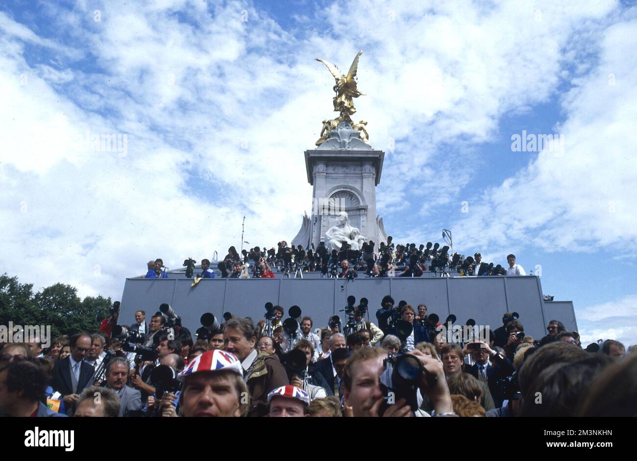 Royal Wedding 1986 - folle fuori Buckingham Palace Foto Stock