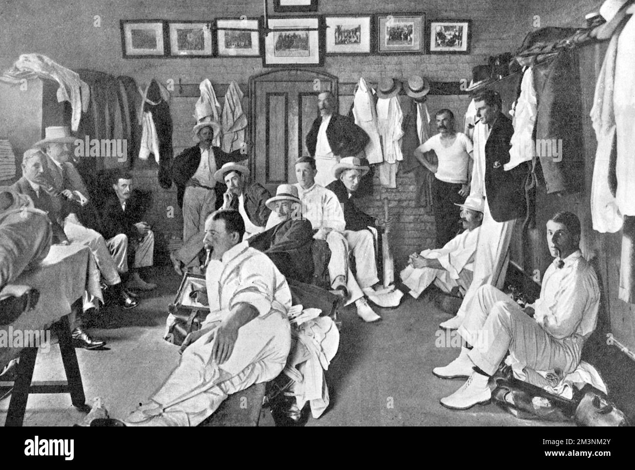 Gli australiani undici nel loro spogliatoio sul campo da cricket di Melbourne. Nell'angolo destro della foto è C. Hill fumando una pipa. Altri giocatori sono M. A. Noble, W.P. Howell, R.A. Duff, C. McLeod, S.Gregory, J.J. Kelly e W.W. Armstrong. Data: 1904 Foto Stock