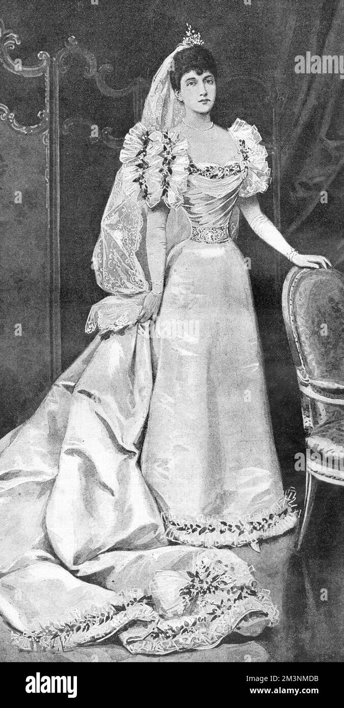Principessa Maud di Galles (1869 - 1938), successivamente regina di Norvegia, figlia più giovane del re Edoardo VII, raffigurata nel suo abito da sposa per il suo matrimonio con il principe Carlo di Danimarca. Il suo abito era di satin avorio intessuto a Spitalfields, con una gonna liscia bordata con una ruche in chiffon, punteggiata da fiori d'arancio, jessamine e mirto. Il treno lungo 4 1/2 metri è stato decorato con archi di chiffon e fiori e il corpetto basso rifinito in modo simile, mentre la vita ha una cintura profonda di ricamo in argento. Data: 1896 Foto Stock