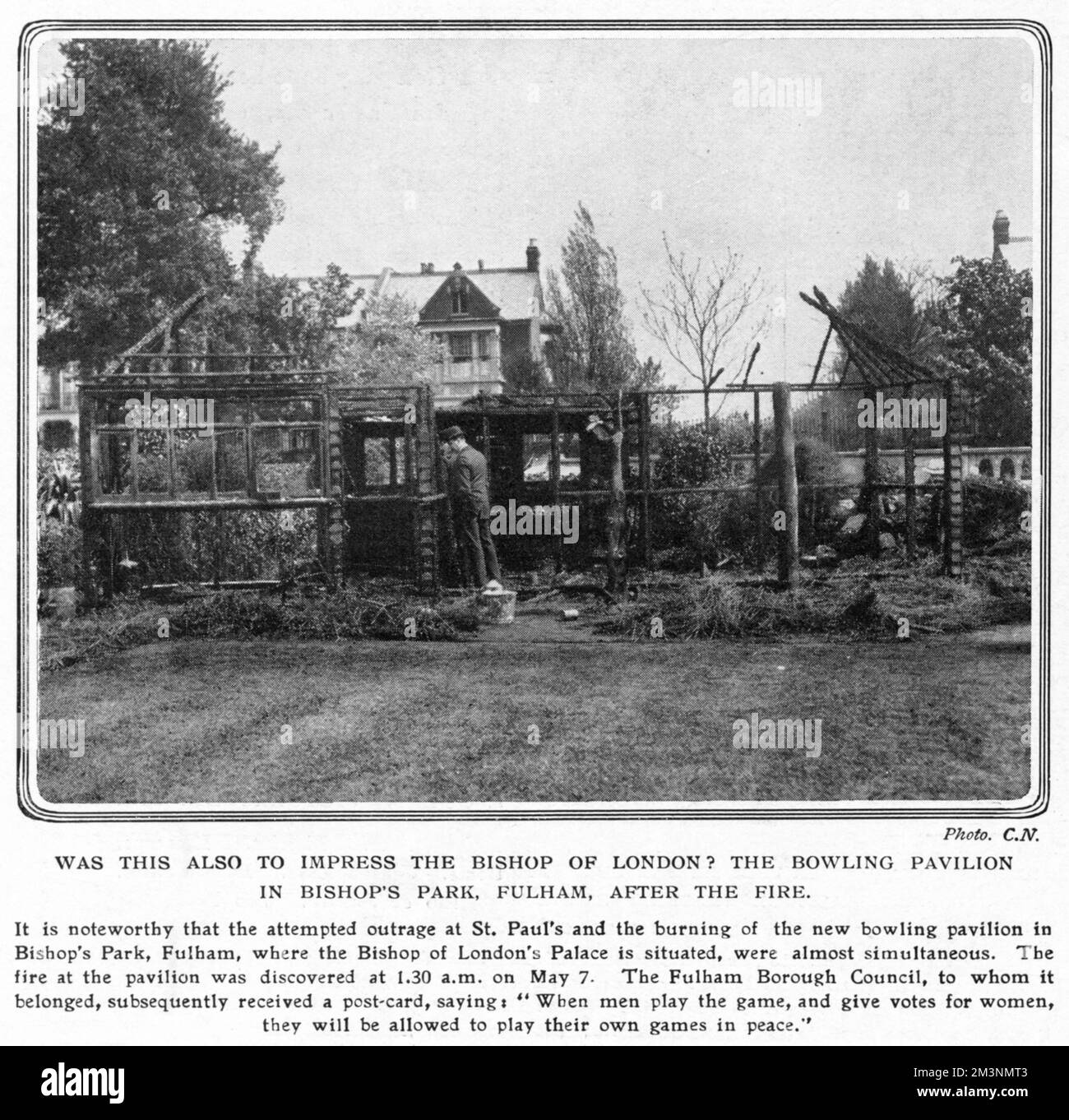 Il padiglione del bowling nel Bishop's Park, Fulham, dopo l'incendio. L'incendio al padiglione è stato scoperto alle 1,30am del 7th maggio 1913. Fulham Borough Council, a cui apparteneva, ha ricevuto successivamente una cartolina che diceva: "Quando gli uomini giocano il gioco, e danno voti alle donne, potranno giocare i loro giochi in pace”. Data: 1913 Foto Stock