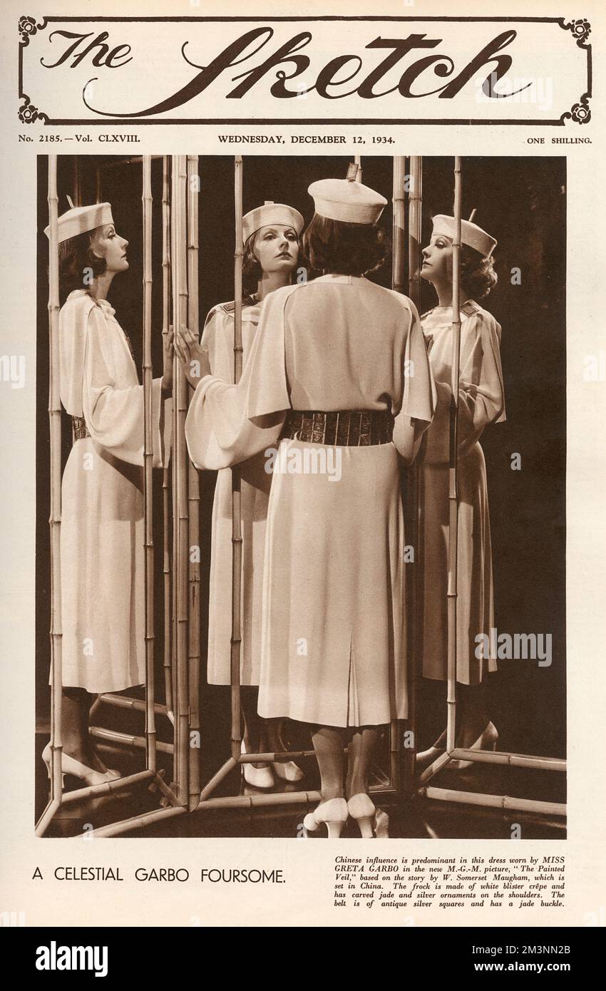 Greta Garbo si riflette in quadrupla indossando un abito di ispirazione cinese di crepe blister bianco con jade e ornamenti in argento sulle spalle. Faceva parte del suo guardaroba per il film MGM, The Painted Veil, basato sulla storia di W. Somerset Maugham e ambientato in Cina. Data: 1934 Foto Stock