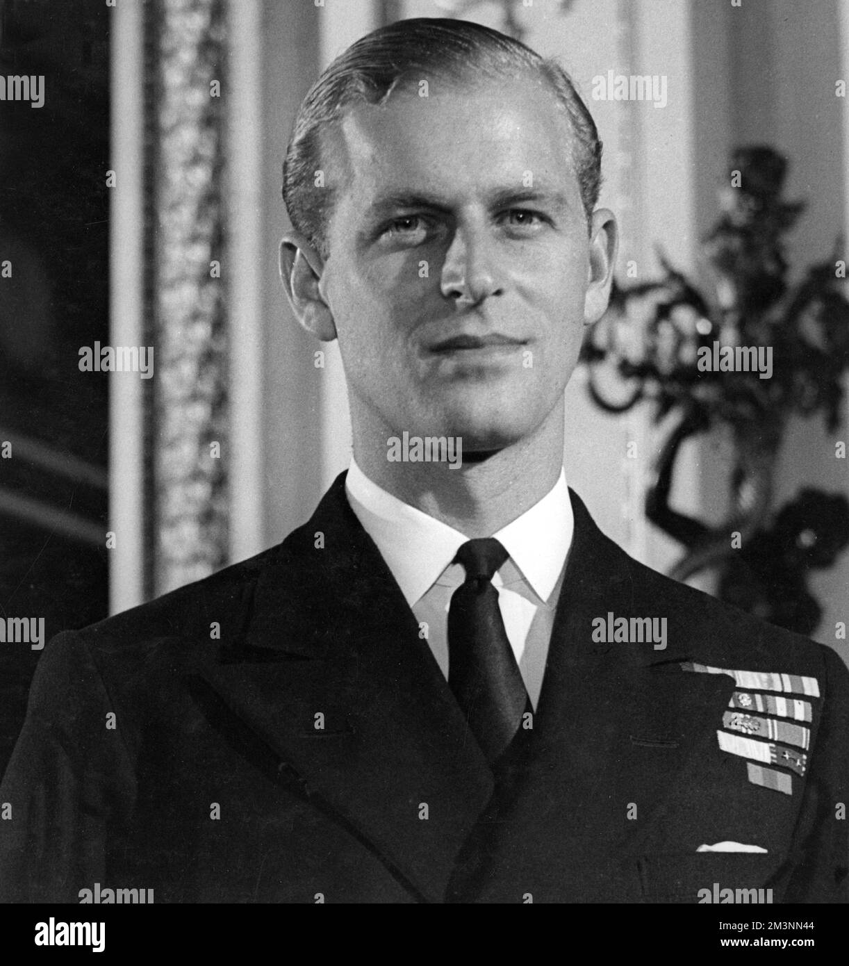 Il tenente Philip Mountbatten, in seguito Principe Filippo, Duca di Edimburgo (1921), raffigurato al tempo del suo fidanzamento con la principessa Elisabetta. Data: 1947 Foto Stock