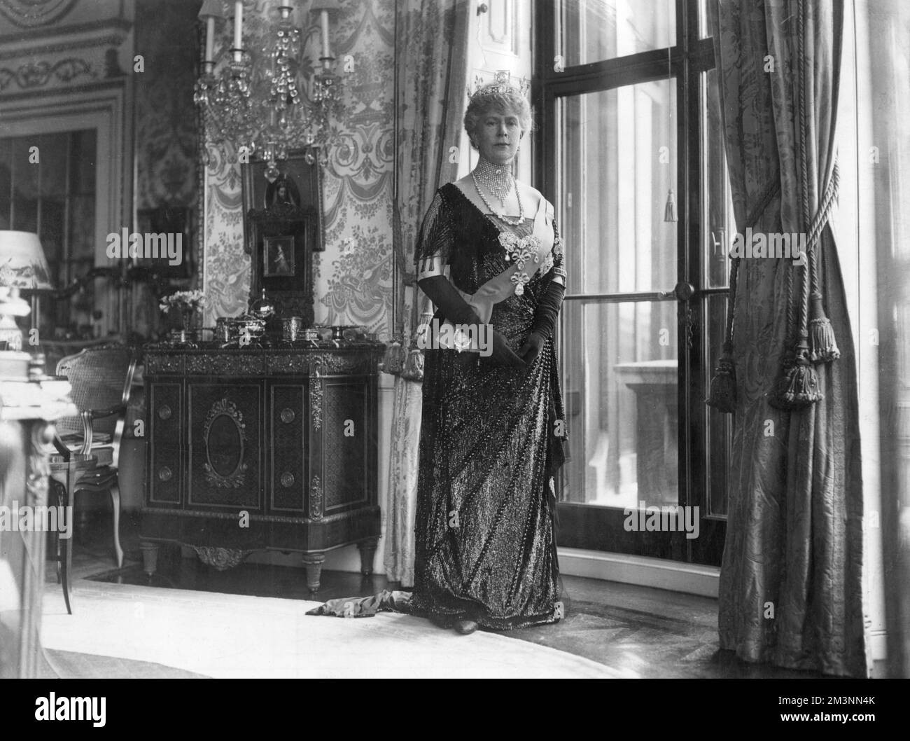 Regina Maria (1867 - 1953), ex Principessa maggio di Teck e consorte di re Giorgio V, ha ritratto al suo meglio imperioso in un abito e magnifici gioielli che indossava all'apertura del Parlamento nel 1926. Data: 1926 Foto Stock