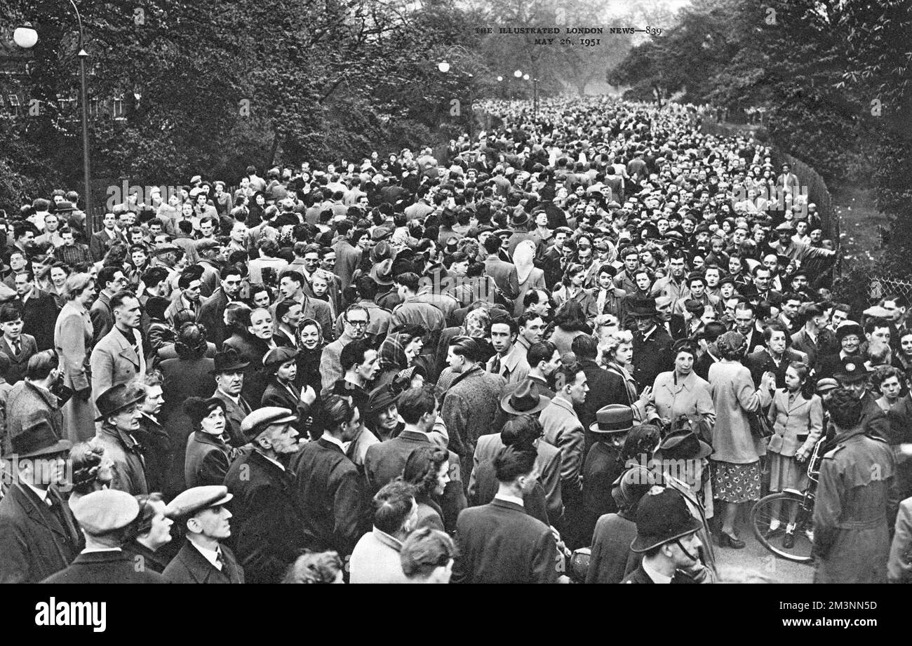 Persone in fila per la Fun Fair di Battersea Park Foto Stock