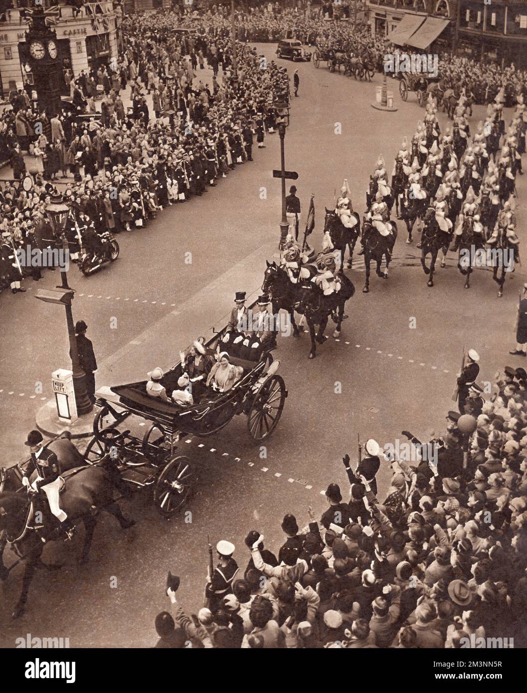 I visitatori reali danesi lasciano Victoria Station sulla strada per Buckingham Palace -- processione di stato con una carrozza contenente la regina Ingrid di Danimarca, la regina Elisabetta, la principessa Elisabetta e la principessa Margherita. Data: 8 maggio 1951 Foto Stock