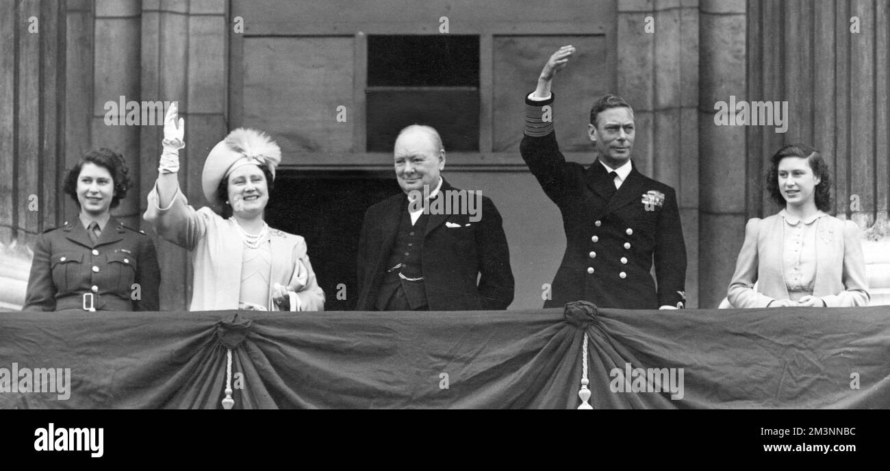 Ve Day - famiglia reale e Churchill sul balcone Foto Stock