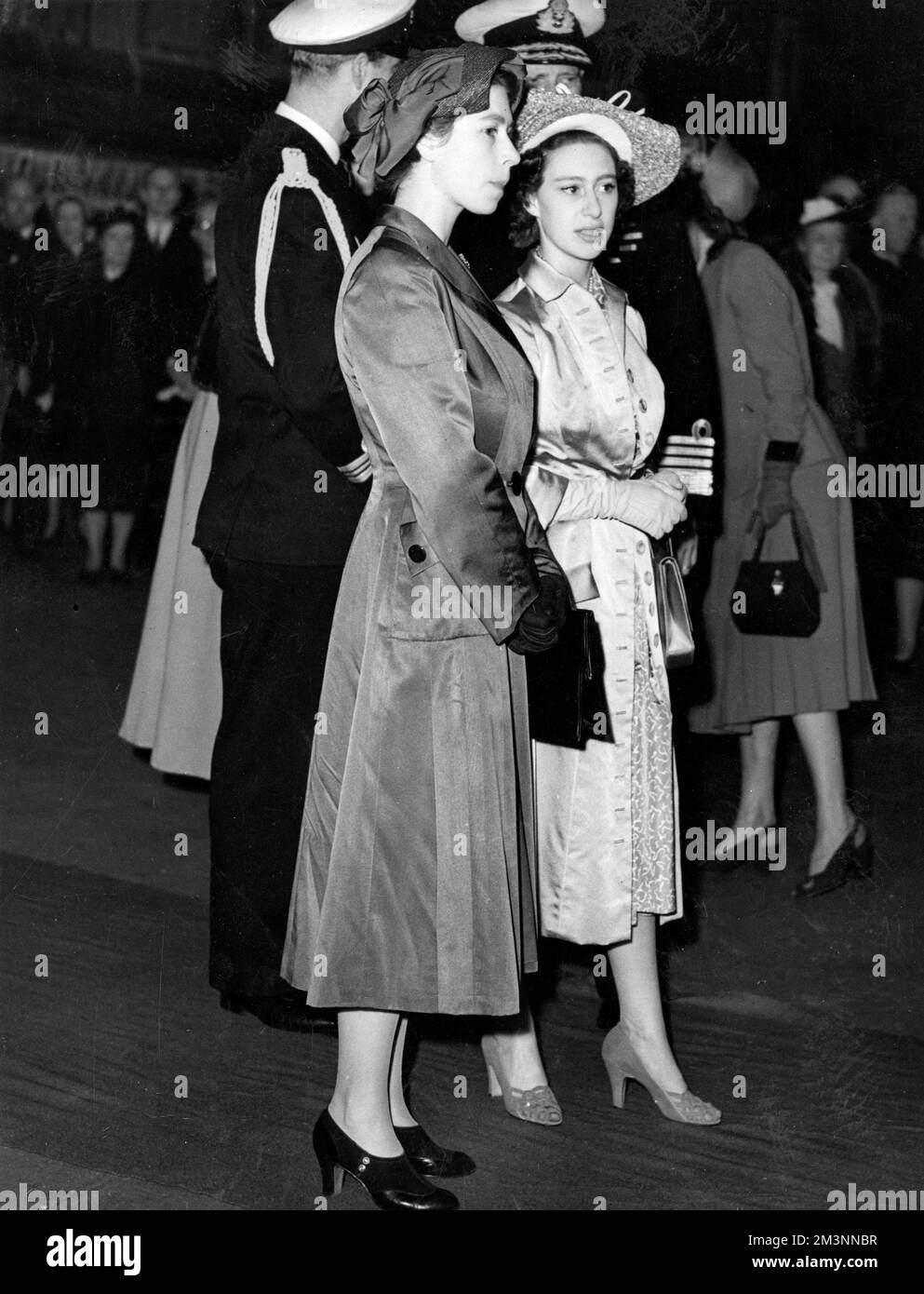 Le principesse Elizabeth e Margaret alla stazione di Liverpool Street, Londra, per offrire farwell al re e alla regina di Danimarca in partenza. Data: 11th maggio 1951. Foto Stock