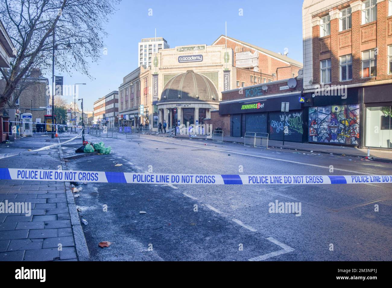 Londra, Regno Unito. 16th dicembre 2022. Un cordone di polizia al di fuori della O2 Academy Brixton. Quattro persone sono in ospedale in condizioni critiche dopo essere state schiacciate durante un concerto della cantante Afropop Asake presso l'iconica sede nel sud di Londra. Credit: Vuk Valcic/Alamy Live News Foto Stock