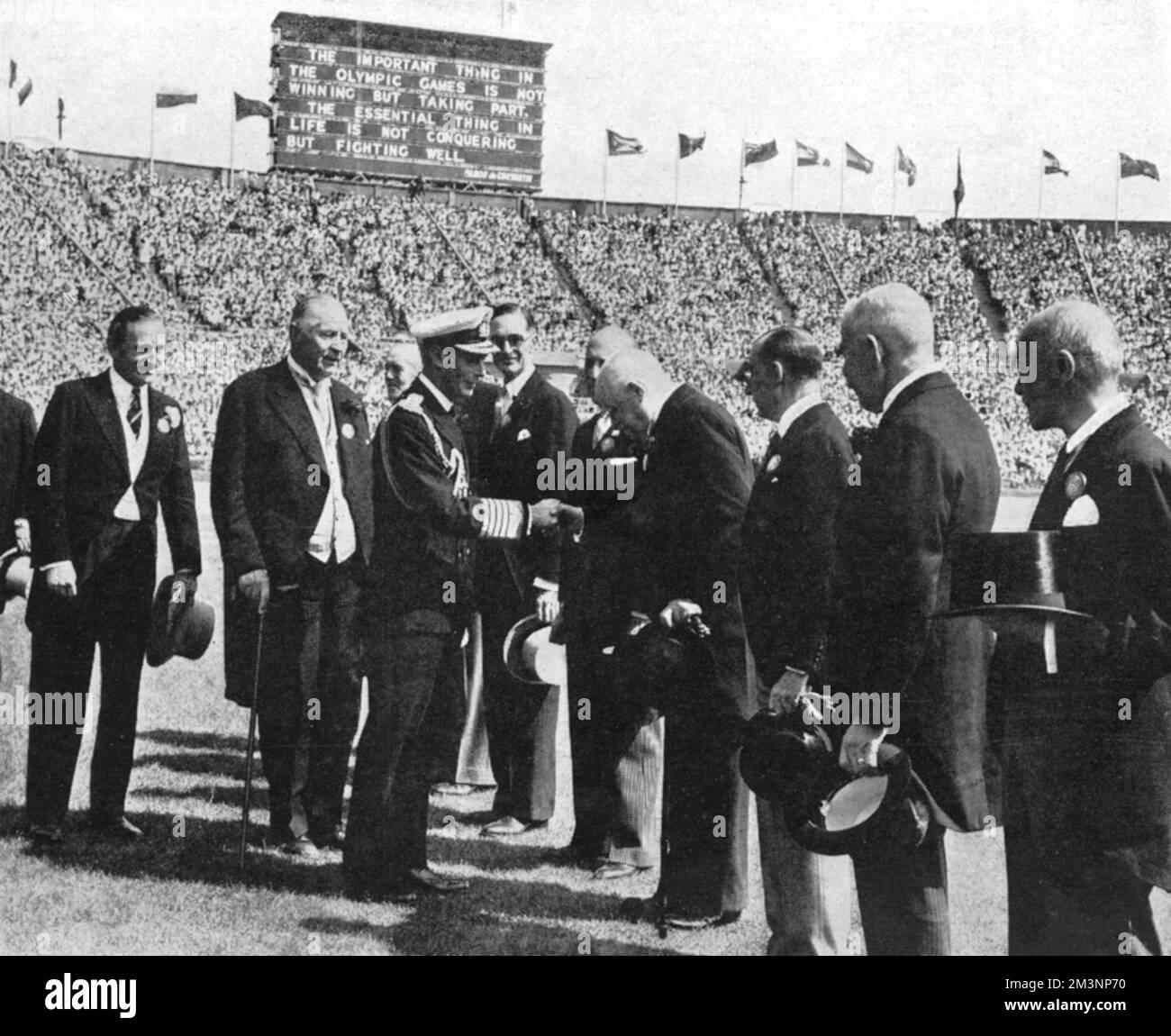 Re Giorgio VI saluta i membri del Comitato Esecutivo Olimpico Internazionale alla cerimonia di apertura dei Giochi Olimpici 1948 a Londra. Data: 1948 Foto Stock