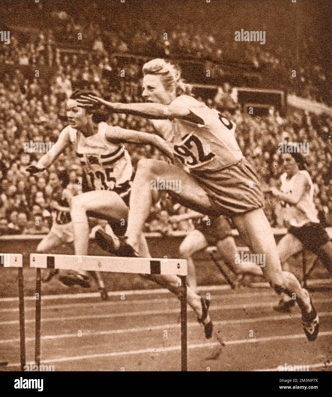 Fanny Blankers-Koen hurdling, Olimpiadi di Londra 1948 Foto Stock Fanny Blankers-Koen hurdling, Olimpiadi di Londra 1948 Foto Stock