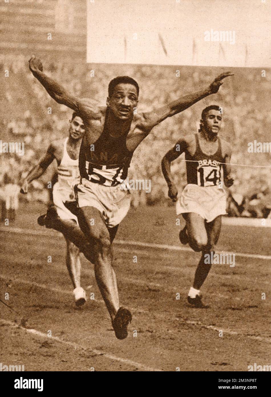 Sprinter Lloyd B. Labeach di Panama spinge in avanti per vincere Heat 4 nel secondo round del concorso 100 metri. Il suo tempo era di 10,5 secondi. Data: 1948 Foto Stock