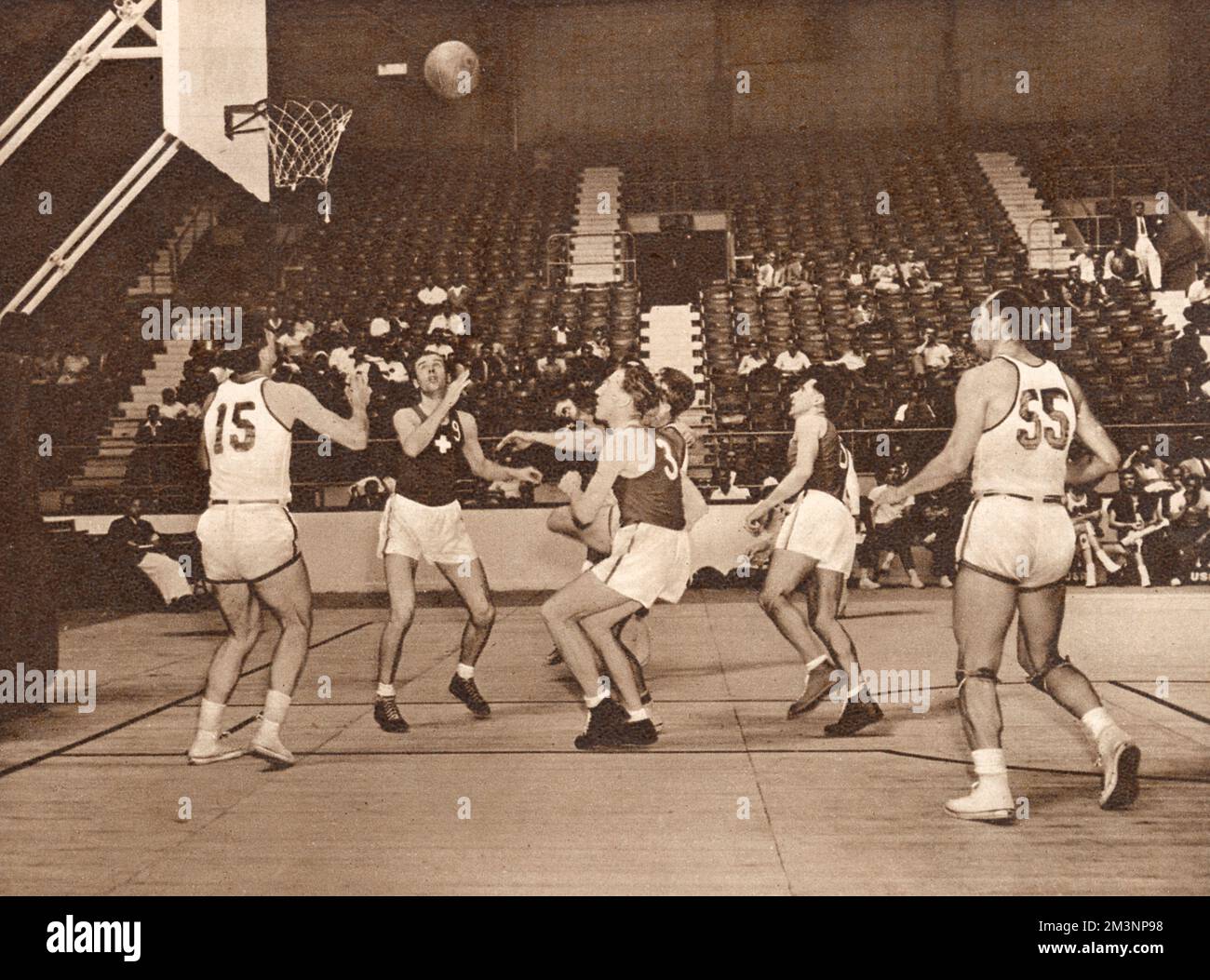 In questa partita di basket poco frequentata all'Harringay Arena, la squadra americana (in bianco) ha battuto la squadra svizzera. Data: 1948 Foto Stock In questa partita di basket poco frequentata all'Harringay Arena, la squadra americana (in bianco) ha battuto la squadra svizzera. Data: 1948 Foto Stock