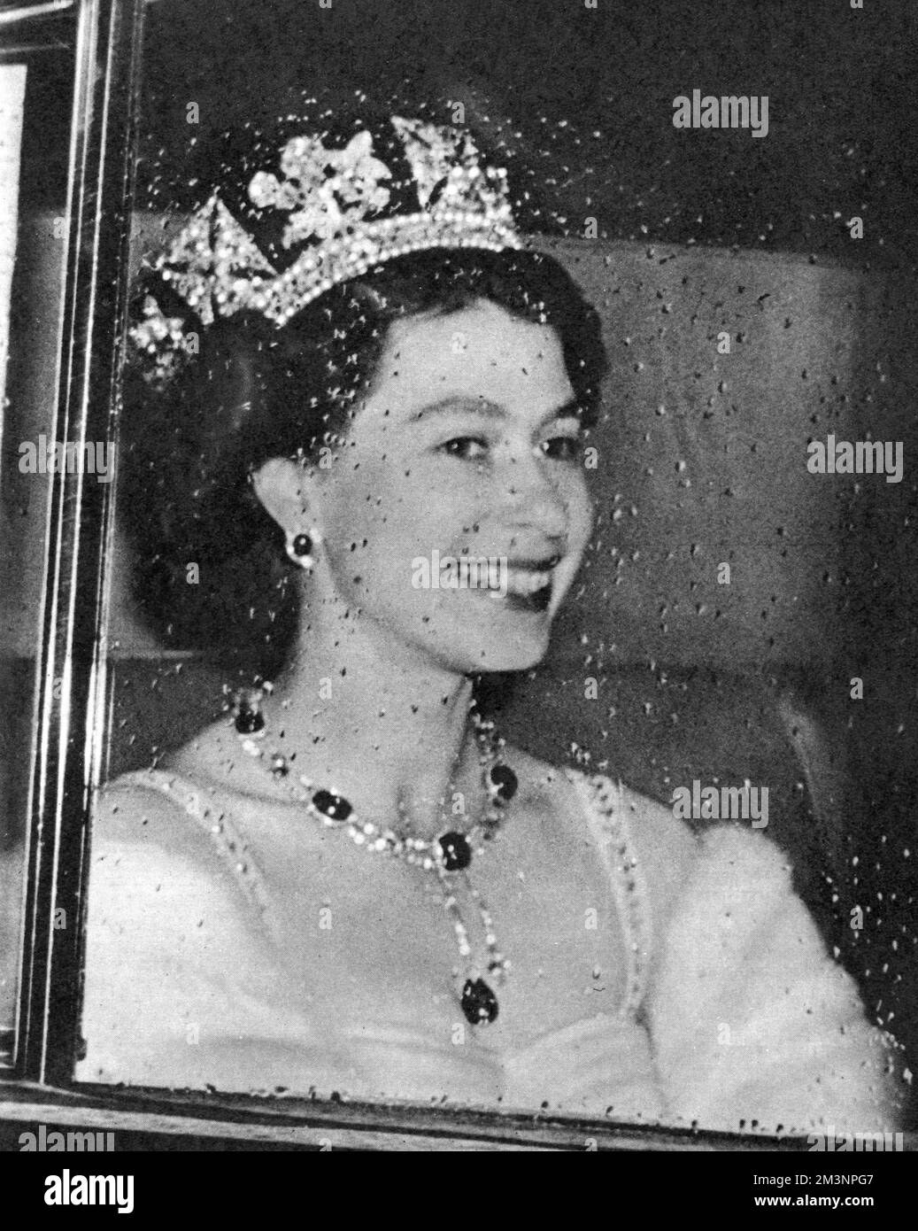 La regina guida attraverso la pioggia fino alla camera dei lord Foto Stock