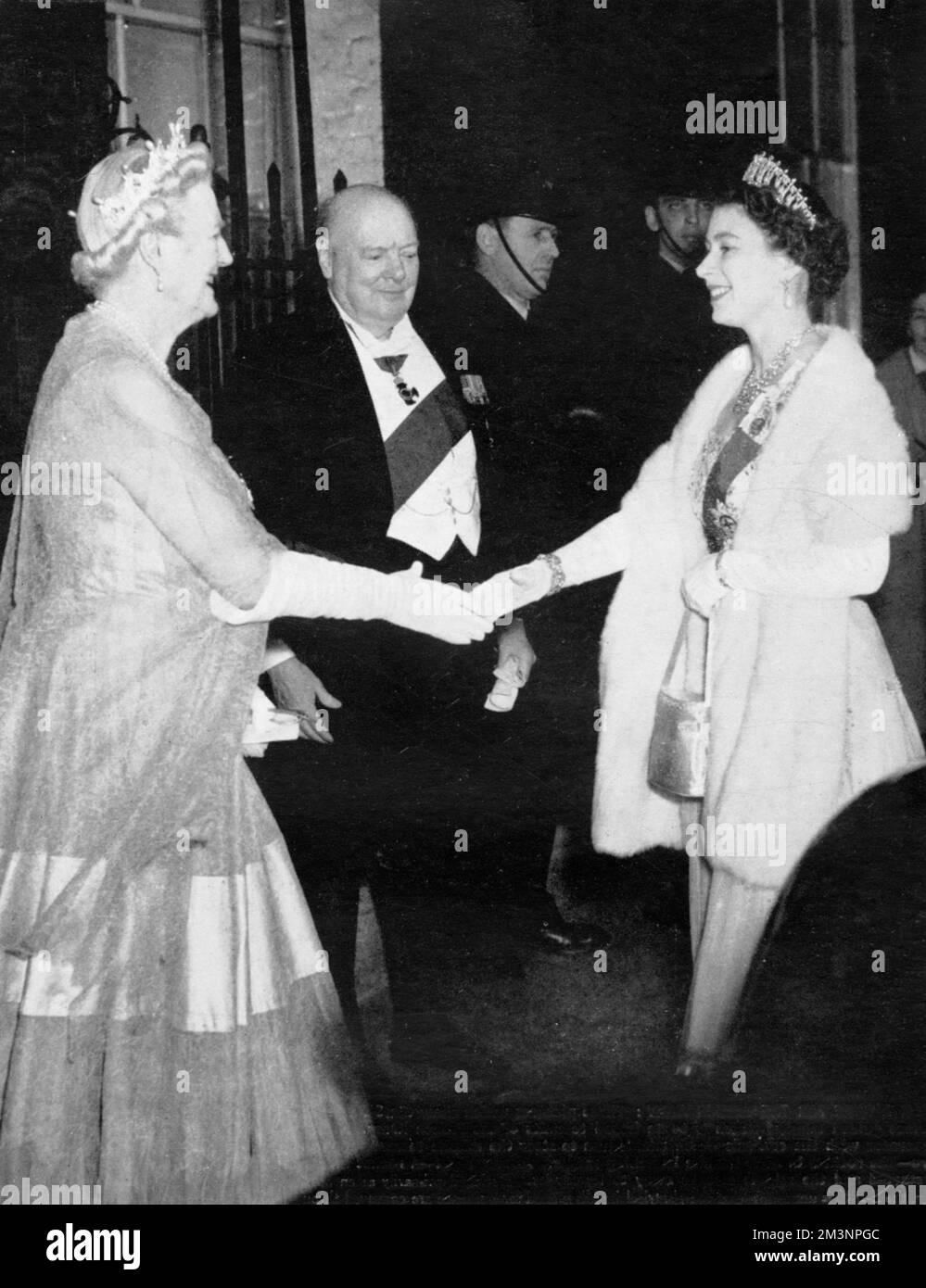 La regina arriva a Downing Street e viene salutata al numero 10 da Sir Winston e Lady Churchill la notte prima del suo ritiro dall'ufficio. Una cinquantina di ospiti illustri sono stati invitati alla cena che segna la fine del mandato di Sir Winston come primo Ministro. Data: 1955 Foto Stock