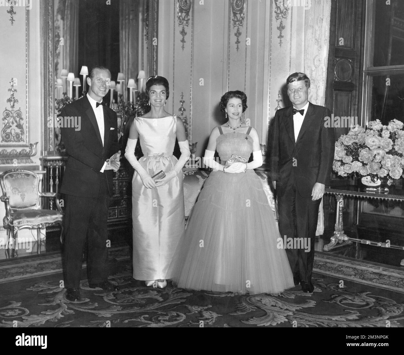 Il presidente John F Kennedy e sua moglie Jackie, nella foto con la regina Elisabetta II e il principe Filippo, duca di Edimburgo, durante una cena di Stato a Buckingham Palace durante una visita dei Kennedys a Londra. Data: 1961 Foto Stock