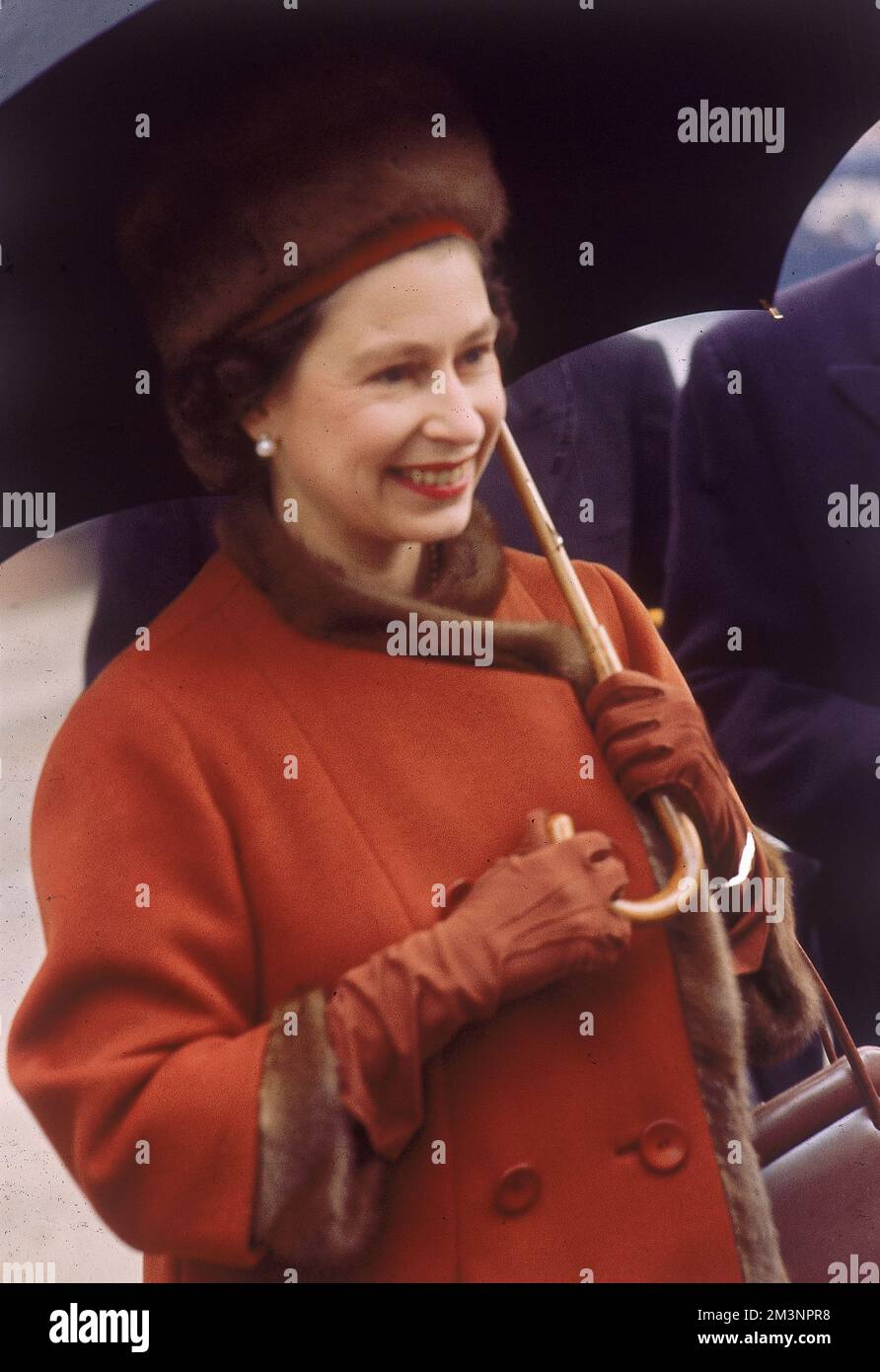 Regina Elisabetta II con un ombrello mentre saluta l'Aga Khan alla Victoria Station, Londra. Data: 1966 Foto Stock