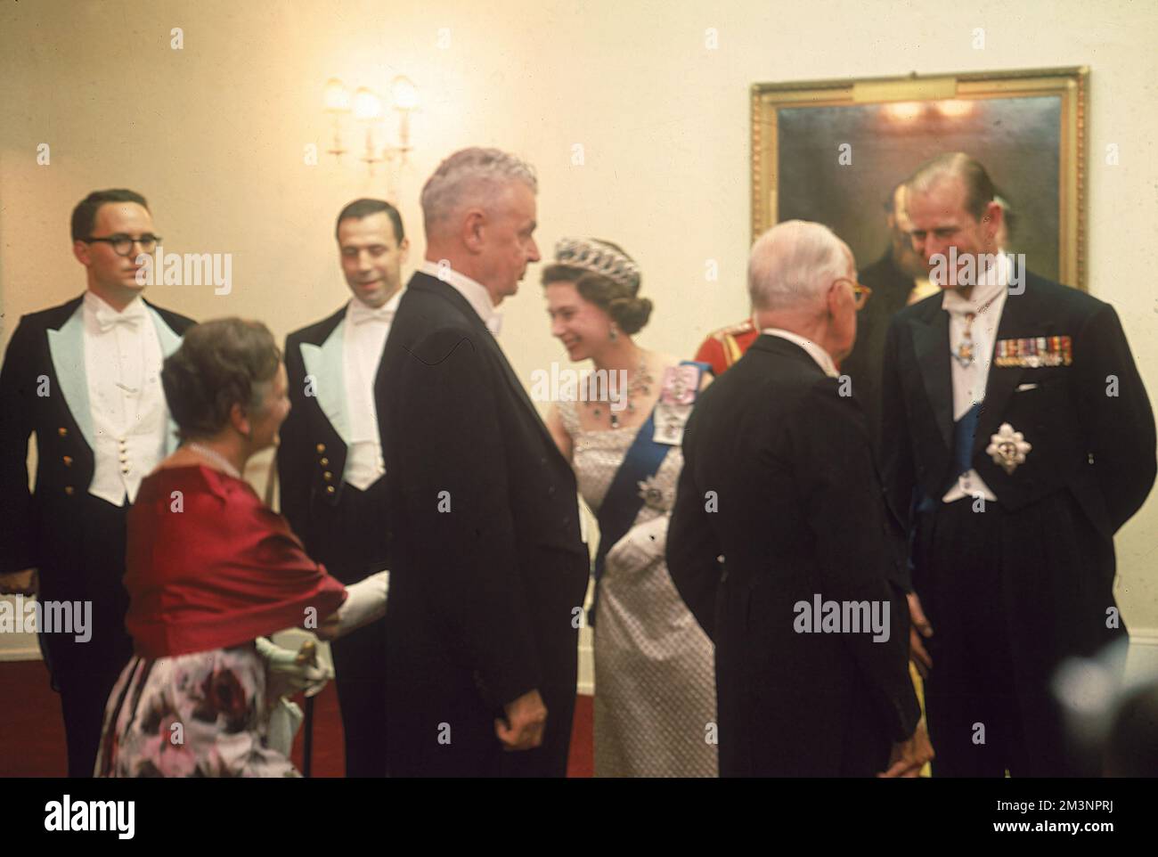 La regina Elisabetta II preme carne ad un ricevimento prima di una cena di Stato alla Government House, Ottawa, durante il tour reale del Canada nel 1967. Foto Stock