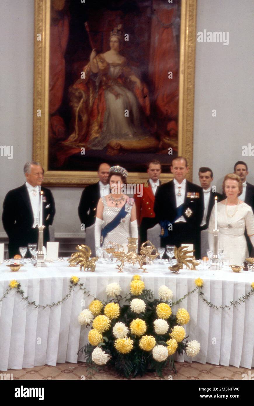La Regina Elisabetta II partecipa a una cena di Stato presso la Government House di Ottawa durante il tour reale del Canada, 1967. Foto Stock
