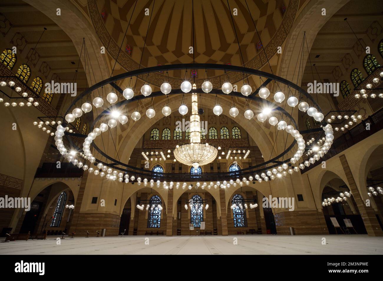 Interno della Grande Moschea di al Fateh a Manama, Bahrain Foto Stock