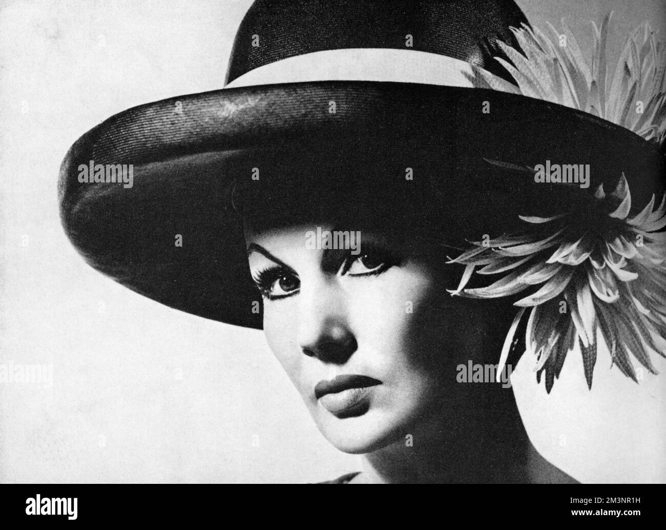 Ex-modella Barbara Goalen (allora Sig.ra Nigel Campbell) indossando un grande cappello di paglia marina con un grande orlo e corona alta di James Wedge for Liberty. Data: 1962 Foto Stock