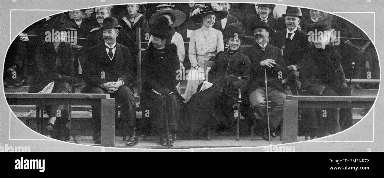 Una foto candida della regina Alexandra e della sua famiglia, che ride insieme ad un evento sportivo a Copenaghen. Da sinistra: Principessa Marie Bonaparte (moglie del principe Giorgio di Grecia), Principe Giorgio di Cumberland, l'imperatrice Dowager di Russia, la principessa Olga di Cumberland (seduta dietro), la regina Alexandra - guardando particolarmente solletico da qualunque fosse lo scherzo! Il Principe Waldemar di Danimarca e la Duchessa Thira di Cumberland. La regina Alexandra, la duchessa di Cumberland e l'imperatrice dowager di Russia (ex principessa Dagmar) erano tutte sorelle, figlie del re cristiano IX di Danimarca. Data: 191 Foto Stock