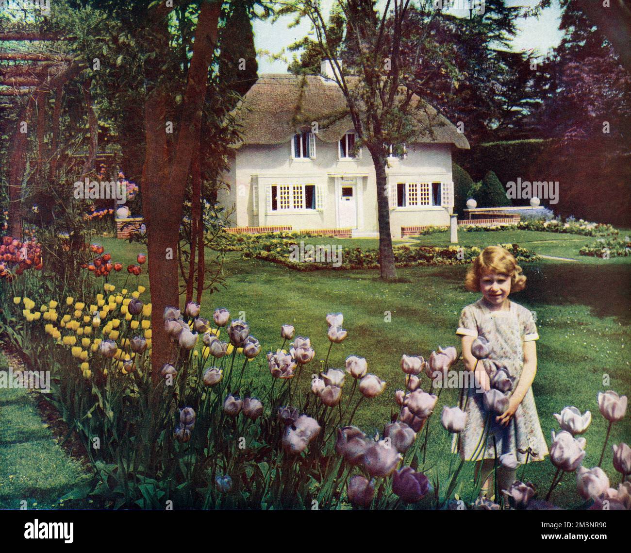 La principessa Elisabetta fuori dalla sua casa in miniatura al Royal Lodge, Windsor. La casa è stata un dono del popolo del Galles come un sesto compleanno per la principessa Elisabetta (successivamente regina Elisabetta II) Data: 1933 Foto Stock
