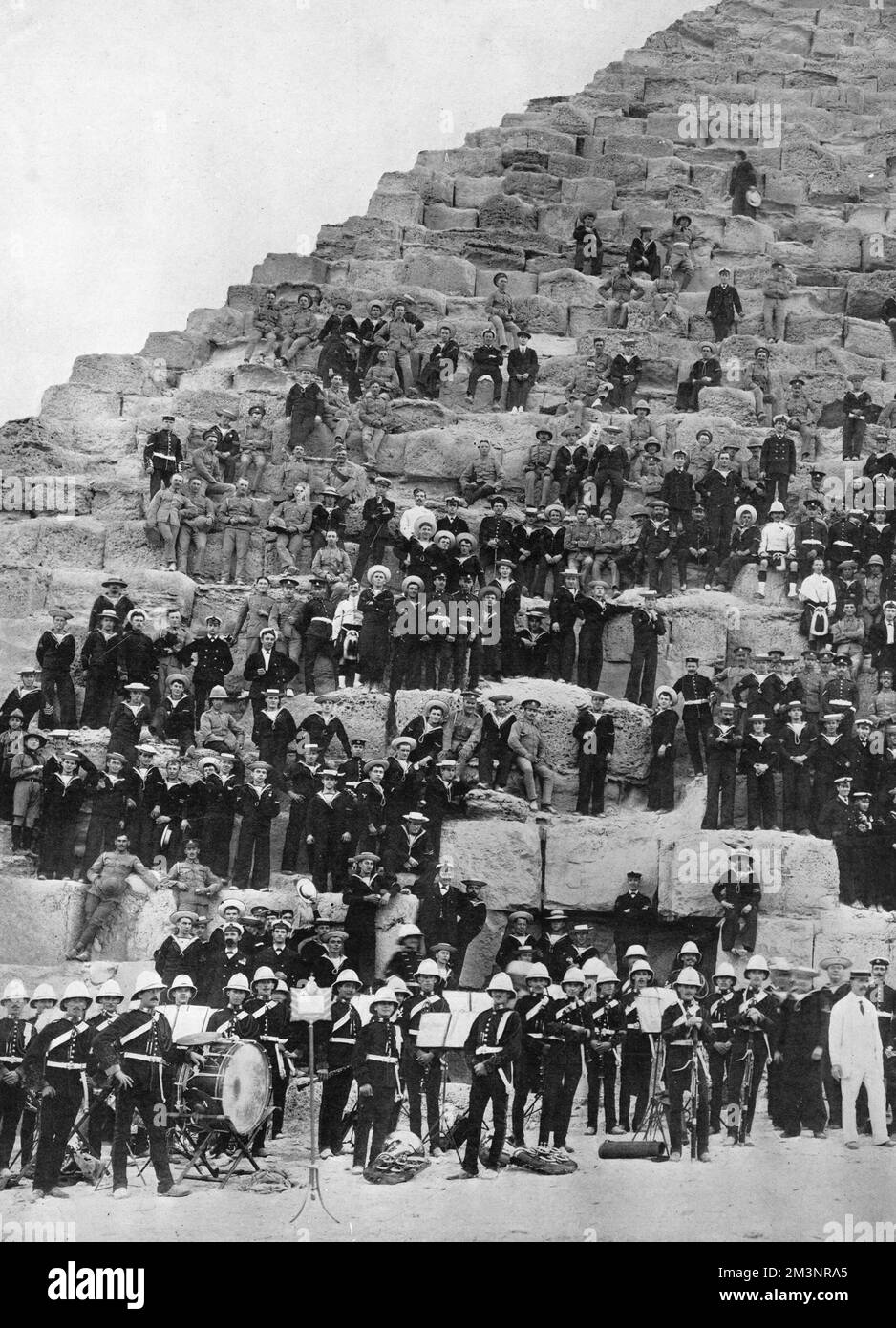 Uomini della Marina britannica che visitano le piramidi Foto Stock