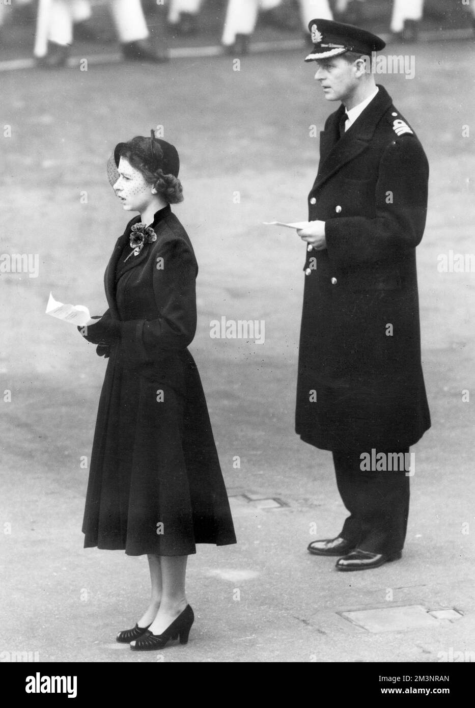 La Regina Elisabetta II e il Principe Filippo, Duca di Edimburgo cantano durante il servizio di commemorazione che si tiene ogni anno al Cenotaph di Londra. Data: 1952 Foto Stock