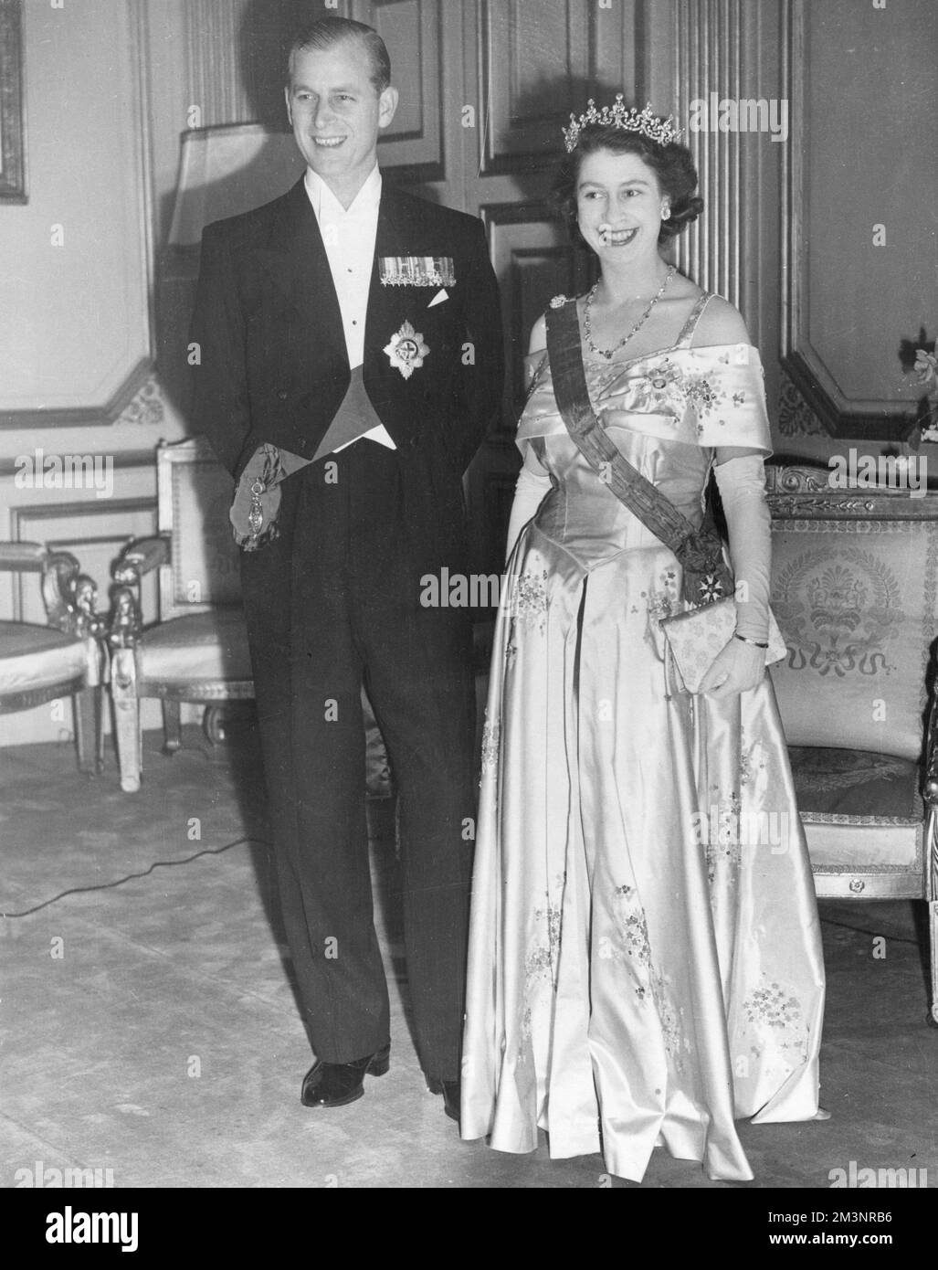 La regina Elisabetta II, quando la principessa Elisabetta, fece foto con suo marito, il principe Filippo, duca di Edimburgo, al Teatro dell'Opera di Parigi nel maggio 1948. Data: 1948 Foto Stock