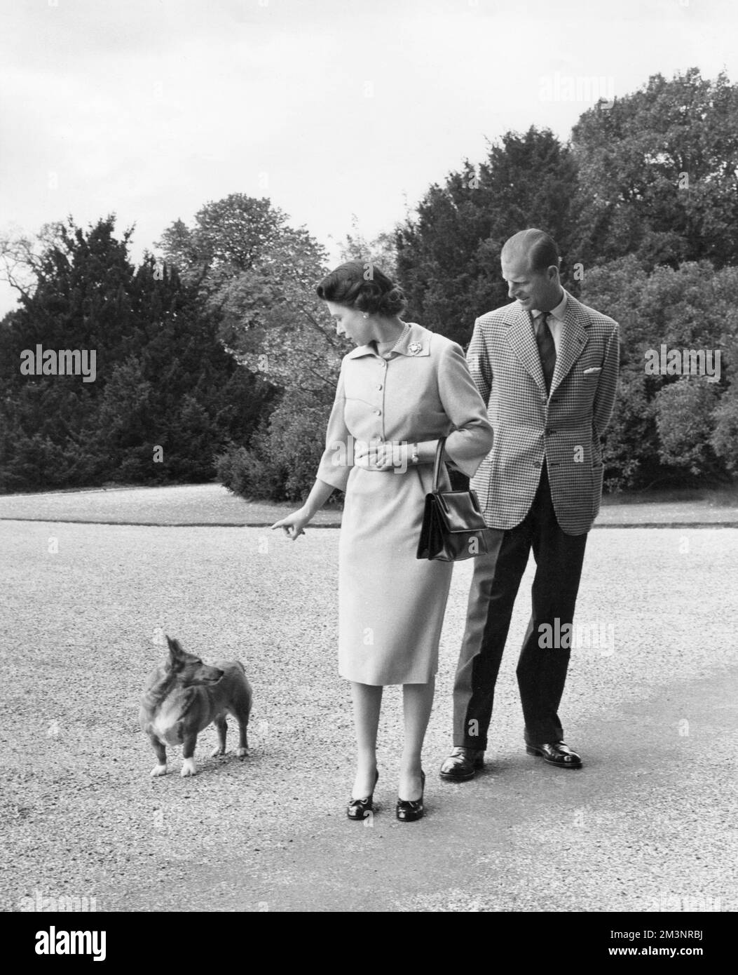 La Regina Elisabetta II e il Principe Filippo, Duca di Edimburgo con il cane dei corgi della Regina, Sugar, fuori dalla porta di George IV al Castello di Windsor nel giugno 1959. Data: 1959 Foto Stock