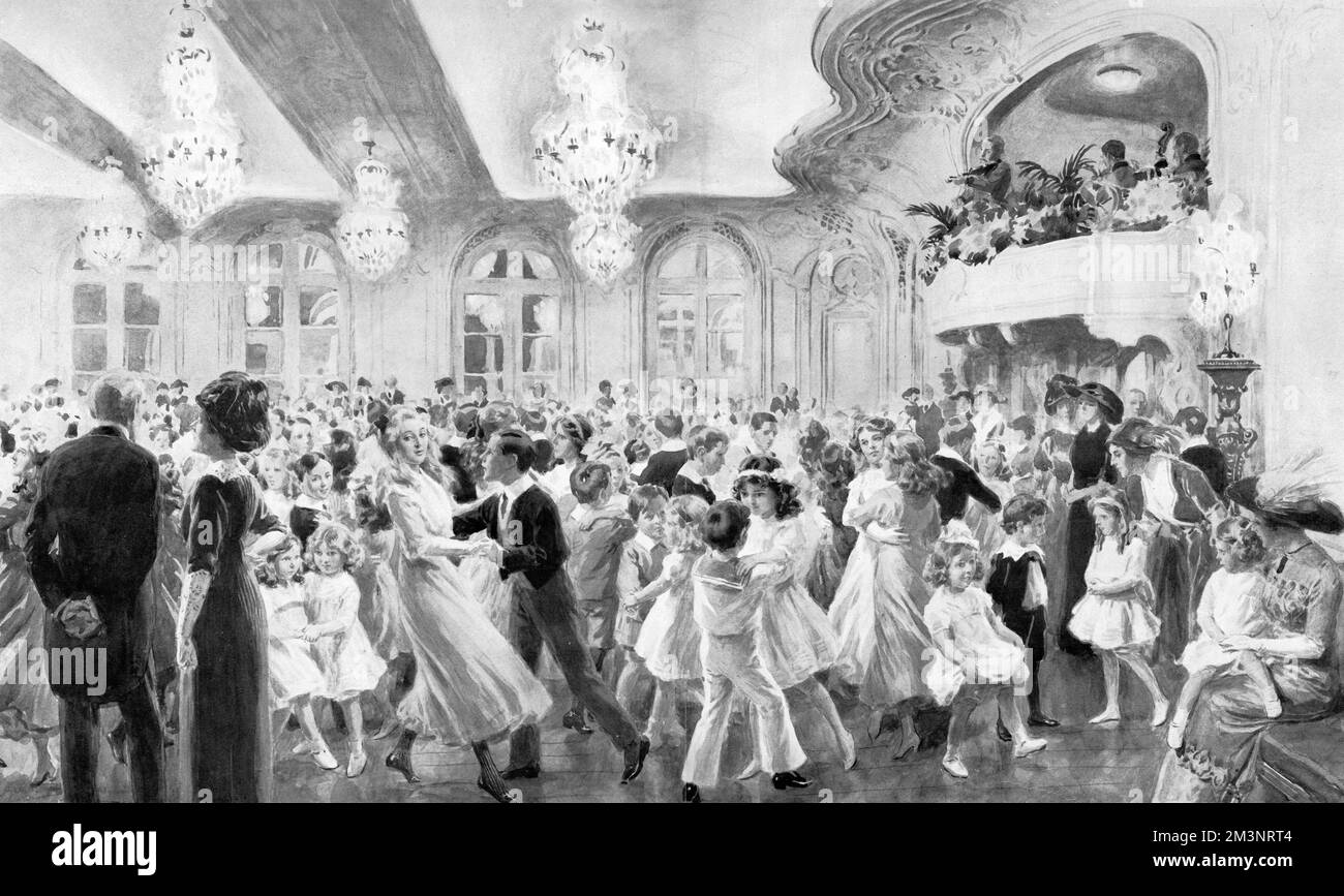 La scena nella magnifica sala da ballo del Savoy Hotel, Londra, il 23rd 1911 dicembre, dove si tenne una feta per bambini quando 'centinaia di bambini graziosi sono stati riuniti insieme per un'ora o due di divertimento completo'. La palla è stata seguita dalla distribuzione di giocattoli nel foyer dell'hotel. Data: 1911 Foto Stock