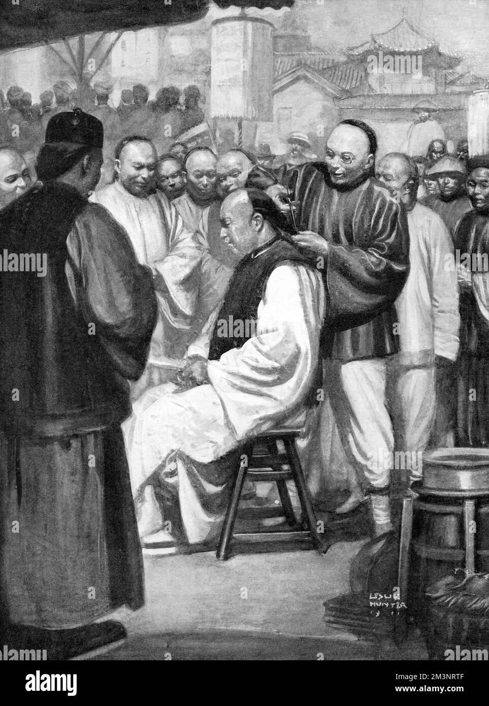 Abolendo il distintivo di servitù, gli uomini cinesi hanno i loro pigtail pubblicamente tagliato fuori. Il pigtail era di origine Manchu, e imposto quando la dinastia conquistò la Cina nel 1627. La ribellione cinese del 1911, conosciuta anche come la Rivoluzione Xinhai, vide la fine di 2000 anni di governo imperiale e l'istituzione della Repubblica di Cina. Data: 1911 Foto Stock