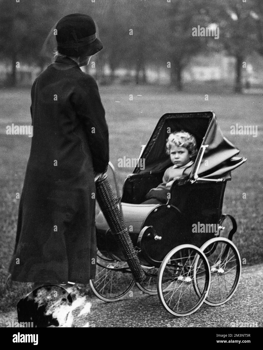 Una principessa Elisabetta di York dall'aspetto imperioso (Regina Elisabetta II) che è stata tolsa dalla sua nuova perambulatrice dopo essere ritornata dalla Scozia, dove era stata con i suoi genitori, nell'autunno del 1929. Data: 1929 Foto Stock