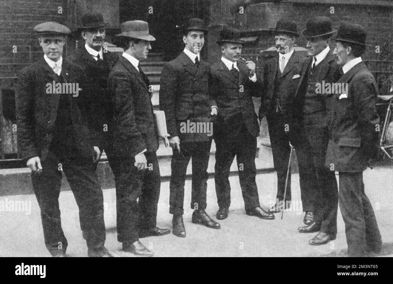 Ufficiali e uomini della S.S. Californiano partecipa all'inchiesta britannica sul disastro del Titanic. Da sinistra a destra: G.Glenn, vigili del fuoco; W.Thomas, Greaser; C.F.Evans, Operatore wireless; J.Gibson, apprendista; H.Stone, secondo ufficiale; W.Ross, marinaio; C.V. Groves, terzo ufficiale; e G.F.Stewart, capo ufficiale Data: Maggio 1912 Foto Stock