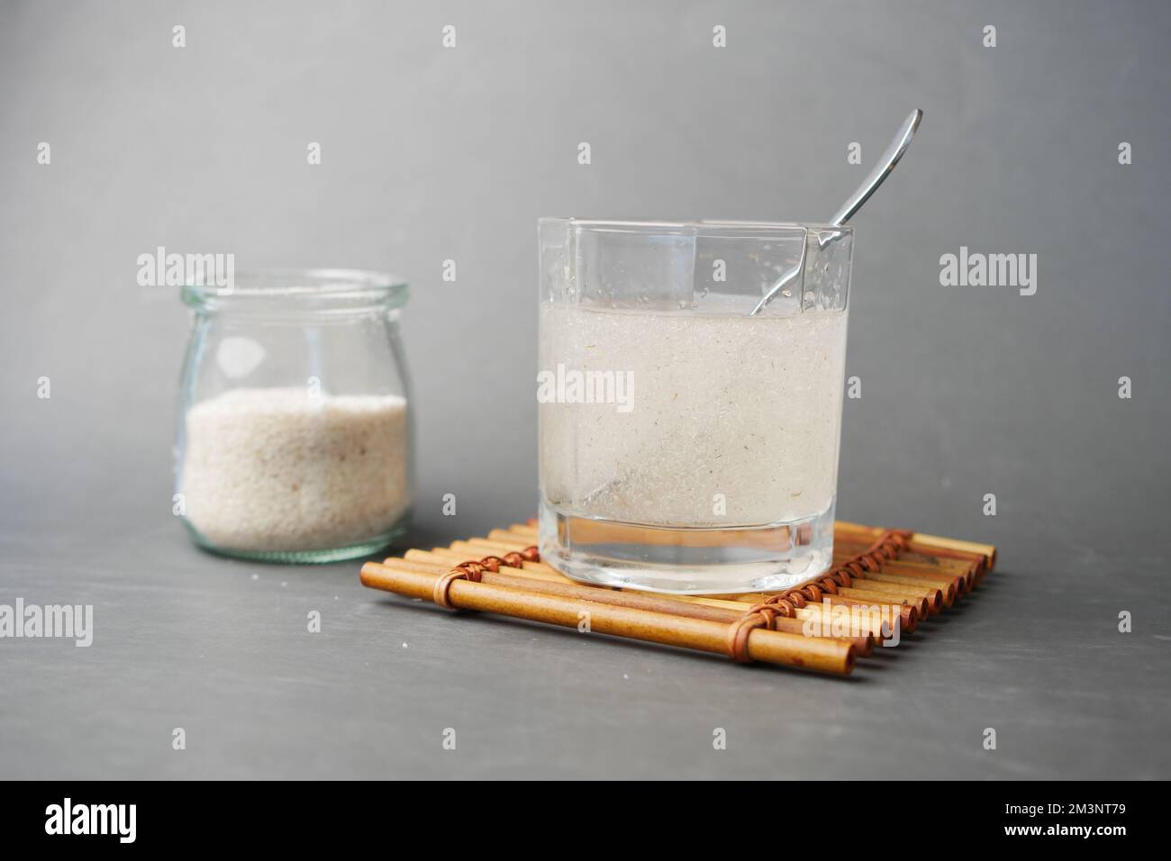 Il cucchiaio di legno con semi di psillio su sfondo scuro Foto Stock
