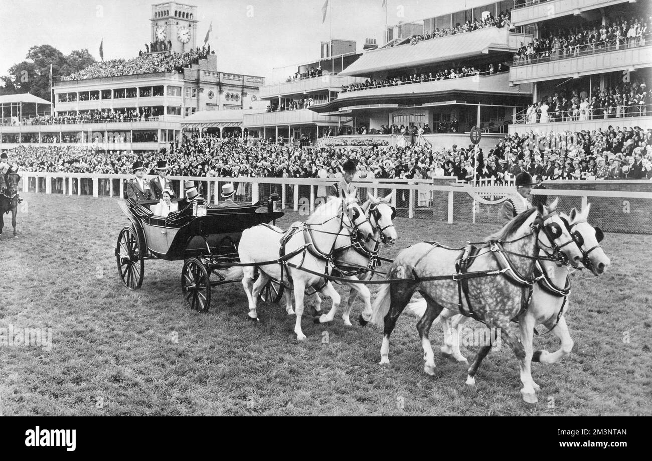 La tradizionale pageantry dell'arrivo reale a Royal Ascot; la regina Elisabetta II incoronata di recente che guida il corso in una carrozza di landau aperta il giorno della Coppa d'Oro, 18 giugno 1953, sedici giorni dopo l'incoronazione. Data: 1953 Foto Stock