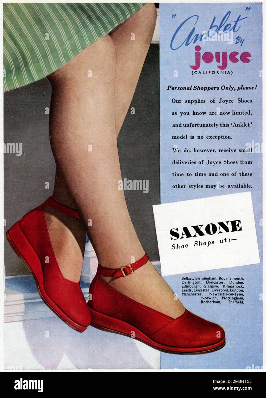 Scarpe rosse con fibbia alla caviglia con cuneo di Anklet di Joyce California, con calzata di Saxone. 1945 Foto Stock